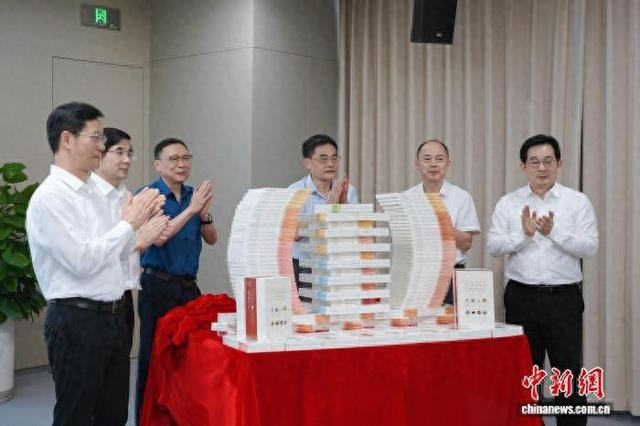 10月30日，与会嘉宾共同为《八闽文化与中国式现代化》丛书揭幕。王心 摄