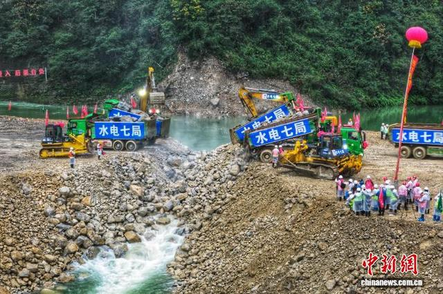 图为姚家平水利枢纽截流现场，工程车辆向龙口抛投石料。王关政 摄 