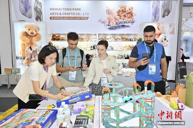 图为一展位的益智玩具吸引境外采购商。中新社记者 陈楚红 摄 
