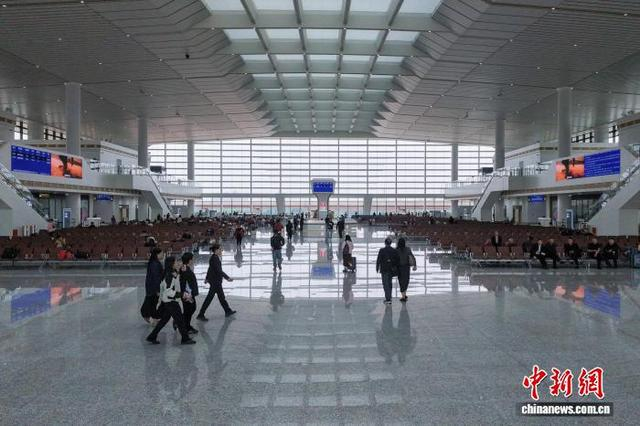 图为宽敞的成都龙泉驿站候车大厅。中新社记者 刘忠俊 摄