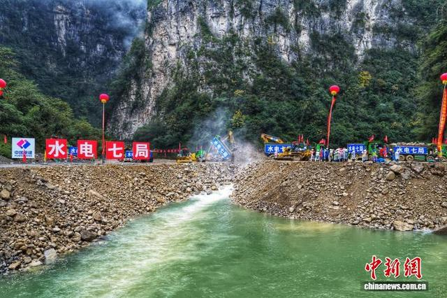 图为姚家平水利枢纽截流龙口，峡谷之间车流奔忙，截流填筑持续推进。王关政 摄