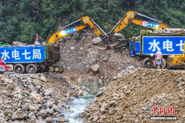 图为姚家平水利枢纽截流施工，挖掘机抓取石料装车，保障截流物料供应。王关政 摄