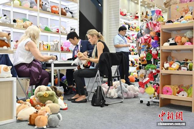 图为境外采购商选购毛绒玩具。中新社记者 陈楚红 摄 