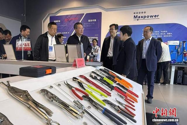 图为参与活动的嘉宾在威海市力钰实业有限公司考察。王娇妮 摄