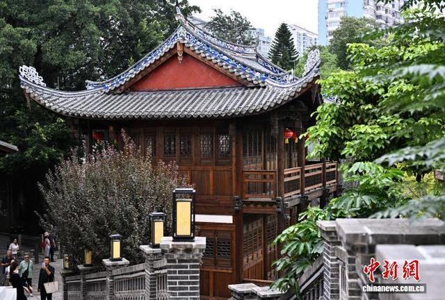 图为10月31日，游客在福州上下杭历史文化街区参观游览。中新社记者 张斌 摄