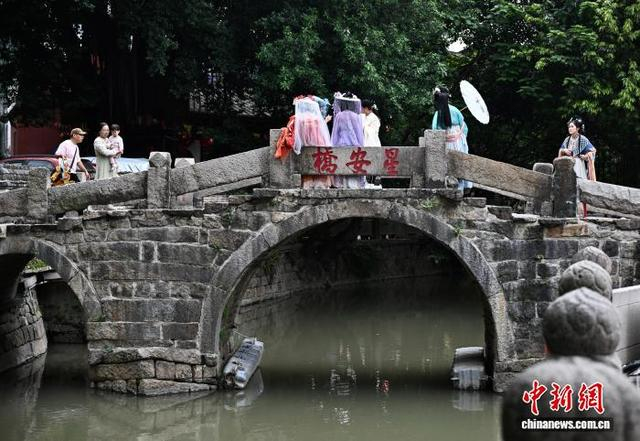 图为10月31日，穿着古装的游客的福州上下杭历史文化街区拍照留念。中新社记者 张斌 摄