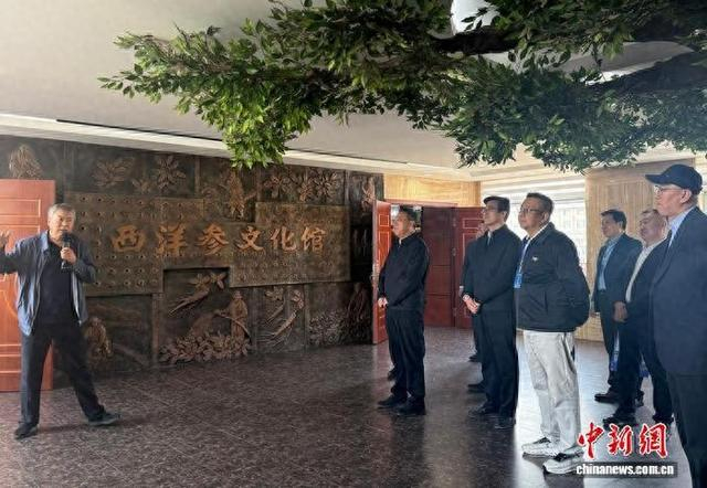 图为参加活动的嘉宾在威海市文登区道地参业发展有限公司考察。王娇妮 摄