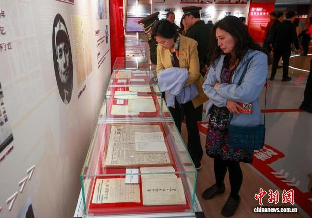 10月30日，观众参观“长征星火照东城”主题展览。中新社记者 贾天勇 摄