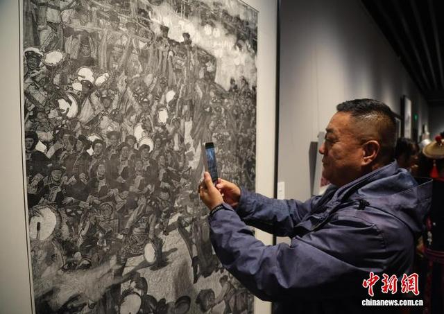 10月31日，青海西宁，民众在青海美术馆参观展品。中新社记者 张忠苹 摄 
