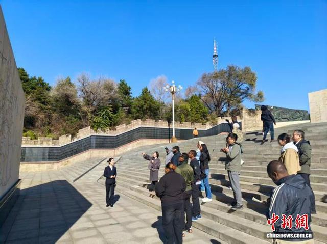 10月30日，外国采访团记者在山西阳泉百团大战纪念馆参访。胡健 摄