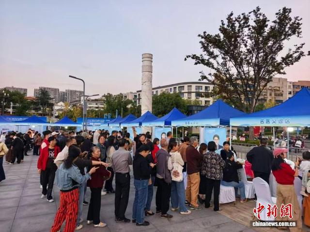 健康科普与义诊活动现场。张煜欢 摄