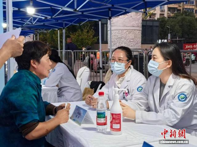 民众向专家问诊。张煜欢 摄