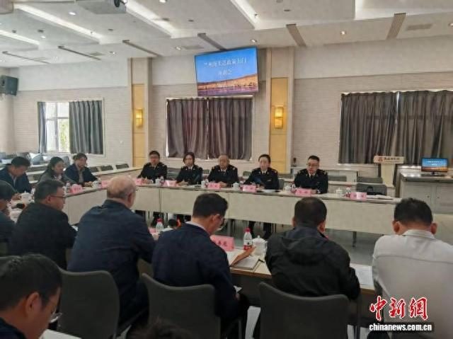 图为兰州海关所属敦煌机场海关关员送政策上门讲解减免税政策。苏志海 摄