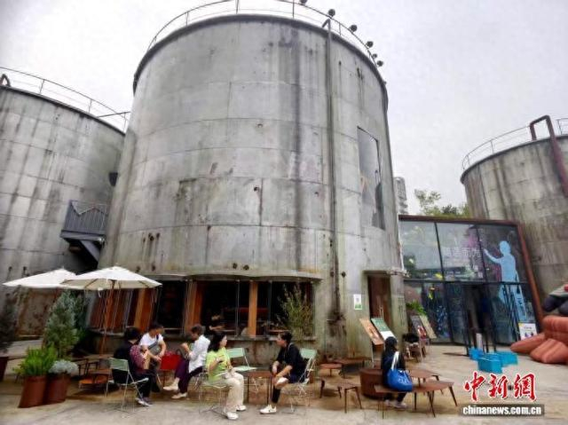 焕新蝶变的老油脂厂吸引民众和游客打卡。中新网记者 唐小晴 摄