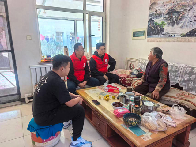 工作人员上门开展答疑解惑、普法宣传工作。（资料图）