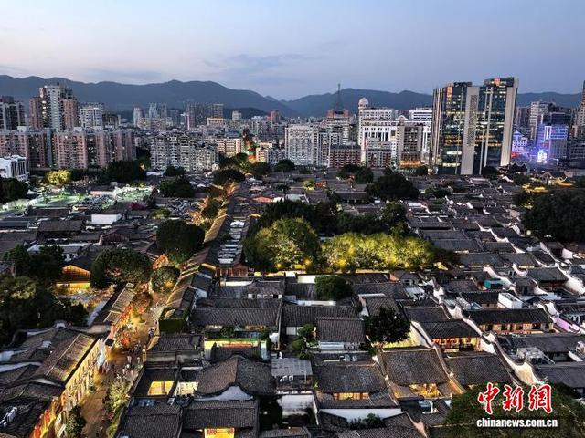 10月29日晚，俯瞰福州三坊七巷历史文化街区，一棵棵古老的榕树与古厝相映成趣。 中新社记者 张斌 摄
