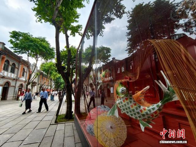 图为10月31日，游客在福州上下杭历史文化街区参观游览。中新社记者 张斌 摄