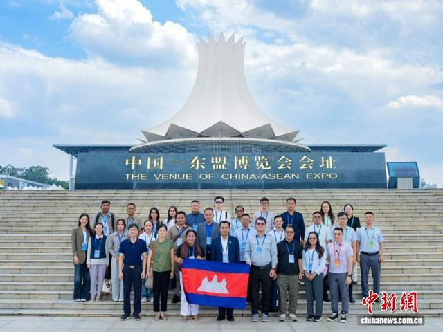 2026年6月，董维洛（前排左四）赴中国参访。柬埔寨民间社会组织联盟论坛 供图