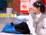 田曦薇为了听张凌赫的秘密 演都不演了直接摔床上，做作模样张凌赫笑翻