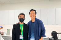 47岁吴彦祖国外理发 身材高大熟男气质迷人