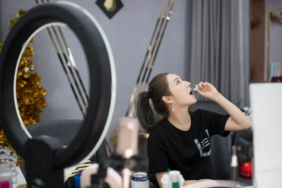 　　35岁的薇娅过的是“美国时间”，但她很少在外人面前展露疲态（刘飞越 摄）