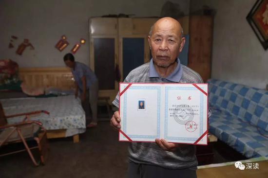 杨风申老人向记者展示非遗证书