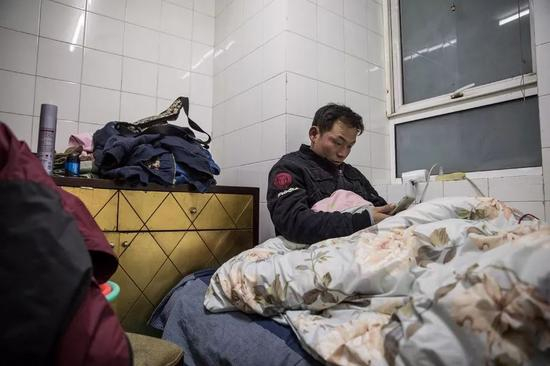 潘亚北暂时落脚的地方仅六平米左右，在放下一张小床和必要生活用品后，几乎没有活动空间。