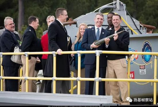 “镜头往这儿照！这玩意儿才是以后最赚钱的啊！”