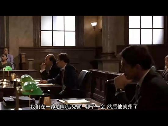 囧哥:真令人头大！男子因为头大戴不上头盔 还在现场给民警演示