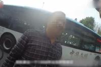 49岁大叔坚称自己98年生 执法人员:我不信