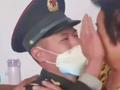 山东潍坊一男子服役两年回家姥姥瞬间抱住