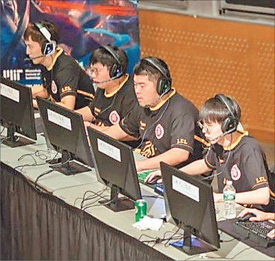 9月23日，中美电竞校园赛在麻省理工学院举行。图为选手正在紧张比赛。本报记者 吴乐珺摄