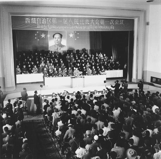 《西藏自治区第一届人民代表大会第一次会议》1965年9月1日，拉萨，蓝志贵摄。供图：黄建鹏画廊