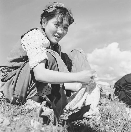 《青青小河边》1957年，拉萨郊外，蓝志贵摄。供图：黄建鹏画廊