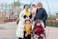 张纪中一家四口去游乐场 一手抱娃一手推车大秀爸爸力