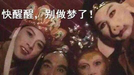 囧哥:真令人头大！男子因为头大戴不上头盔 还在现场给民警演示