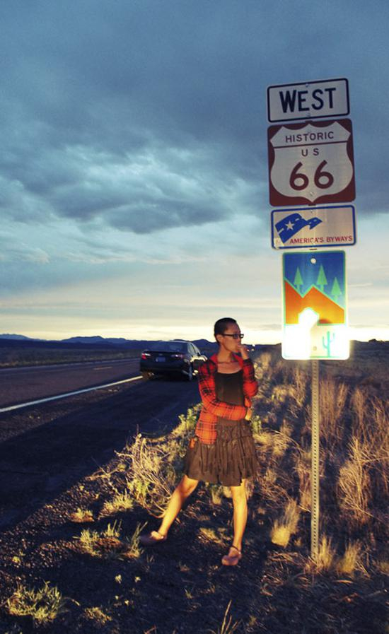 Mantis在美国66号公路，66号公路的公路牌总被偷，好不容易找到一个还在的。