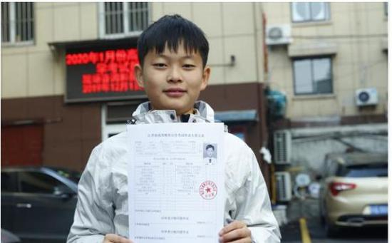 “裸跑弟”多多大专毕业。18门课程，平均70.3分，其中三门60分。本文图片 钱江晚报
