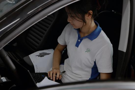 　古慧晶正在电脑上查看电路图，进行汽车故障诊断。