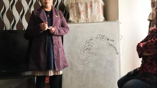 某组织区域代理在给记者讲述如何发展“太阳系”。 陈凯姿 摄