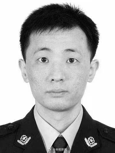 武汉50岁民警带伤与歹徒搏斗牺牲