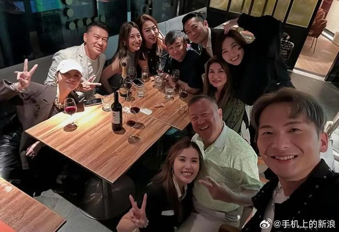 72岁曾志伟与25岁女星合影姿势引争议