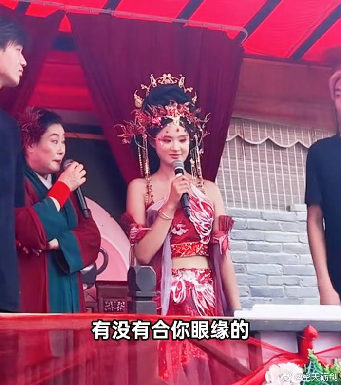 24岁女孩王婆说媒现场大胆求爱