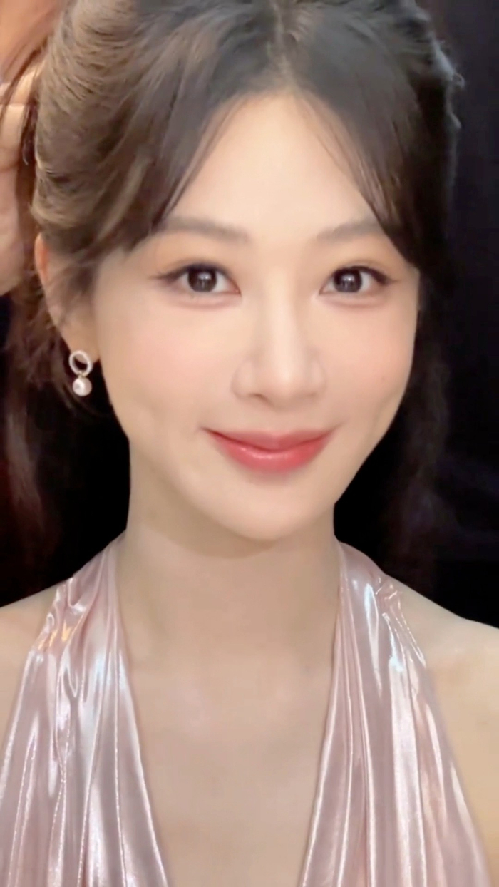 杨紫粉色挂脖流光裙造型亮相,粉丝呼吁发布更多美照