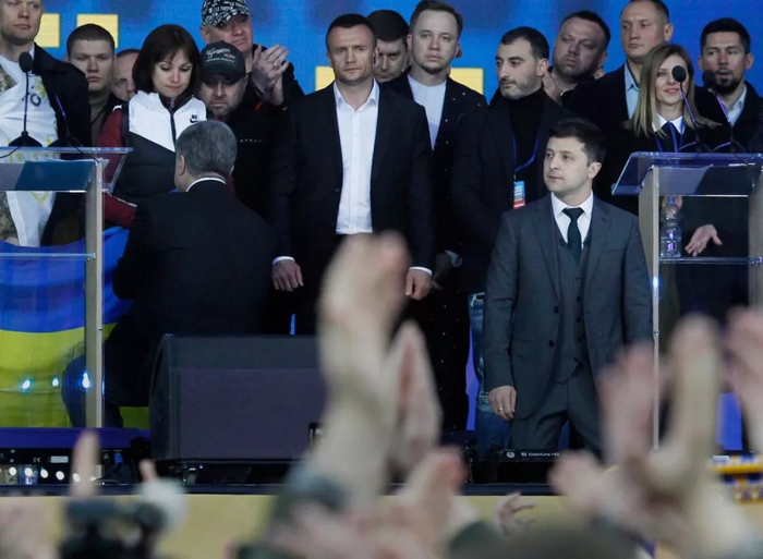 　　泽连斯基曾在结束辩论讲话后，向在乌克兰武装冲突中死去亲人的家庭下跪。