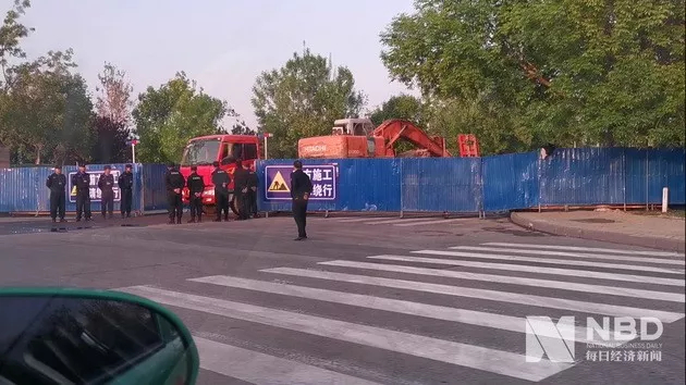 拆除现场围挡出口不断有挖掘机等大型施工车辆驶出 每经记者 滑昂 摄