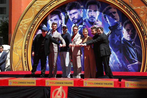 当地时间2019年4月24日，《复仇者联盟4：终局之战》部分演员在好莱坞TCL中国剧院门口留下手印。（新华社/欧新）