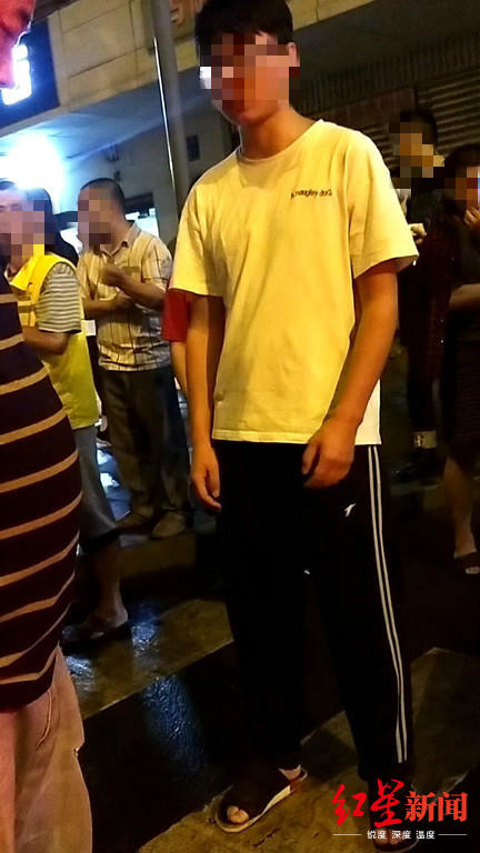  戴眼镜的男子被指系司机，下车后穿着拖鞋（视频截图）