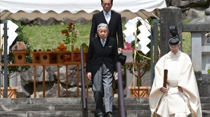 　　△明仁天皇祭拜自己的父亲裕仁天皇