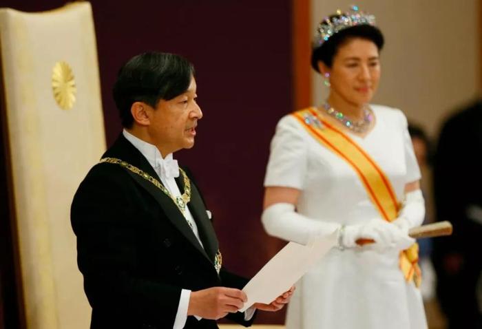 日本新天皇祈愿“世界和平”，“令和”首日也出现两个意外(含视频)_手机新浪网